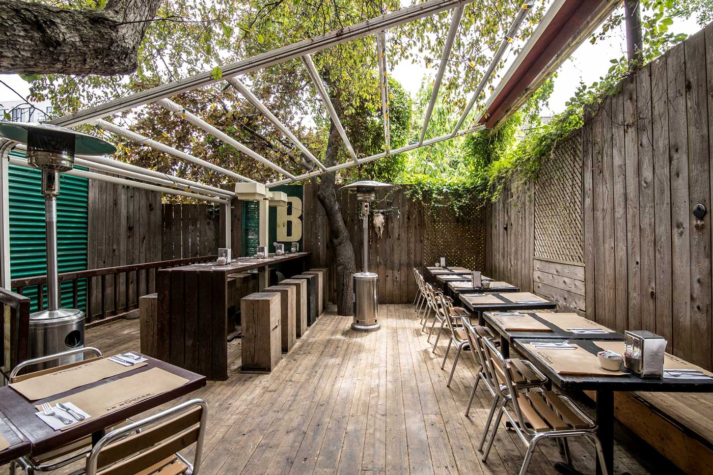 LE-BOUCAN-SMOKEHOUSE-RESTAURANT-TERRASSE